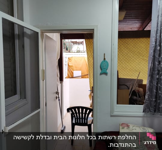 דלת אלומיניום פתוחה עם מסגרת לבנה